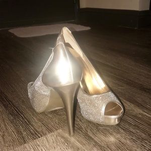 Guess peep toe pumps